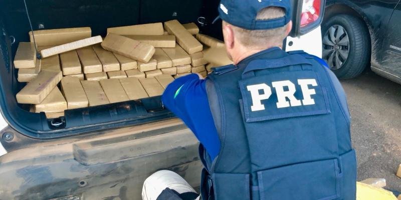 Ir para  <p>Opera&ccedil;&atilde;o da Pol&iacute;cia Rodovi&aacute;ria Federal (PRF), nesta segunda-feira, levou &agrave; pris&atilde;o de tr&ecirc;s suspeitos e &agrave; apreens&atilde;o de 299,5 quilos de...