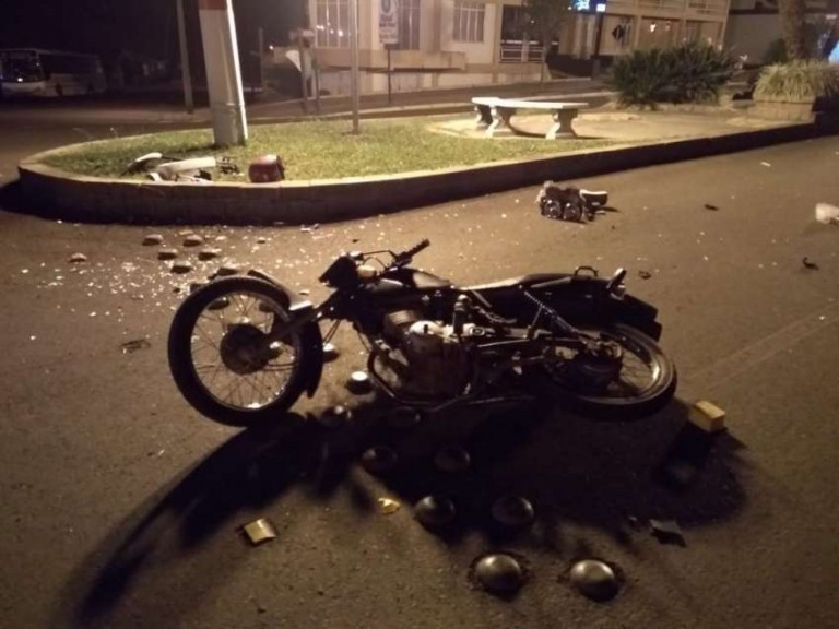 Ir para  <p><big>Um acidente deixou uma v&iacute;tima fatal na madrugada desta segunda-feira, 24 em Machadinho. Sandro Luiz dos Santos de 20 anos teria sido atingido por um caminh&atilde;o enquanto trafegava em uma motocicleta em um...