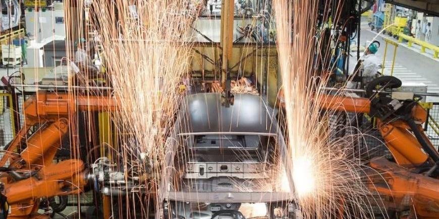 Ir para  <p>A produ&ccedil;&atilde;o industrial brasileira recuou 0,2% na passagem de abril para maio deste ano. O dado, da Produ&ccedil;&atilde;o Industrial Mensal &ndash; Produ&ccedil;&atilde;o F&iacute;sica...