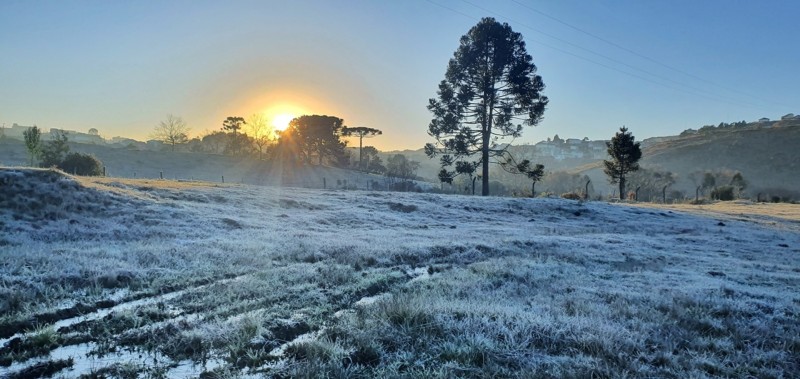 Ir para  <p>O ar polar presente no Rio Grande do Sul tem garantido nos &uacute;ltimos dias um clima g&eacute;lido nas primeiras horas da manh&atilde;. Nesta segunda-feira n&atilde;o foi diferente, com temperaturas de -4&ordm;C em...