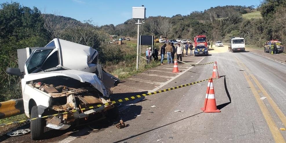 Ir para  <p>Duas pessoas morreram na manh&atilde; desta segunda-feira em um acidente que envolveu quatro ve&iacute;culos na divisa entre Sarandi e Almirante Tamandar&eacute; do Sul, no Norte do Estado. Conforme a Pol&iacute;cia...