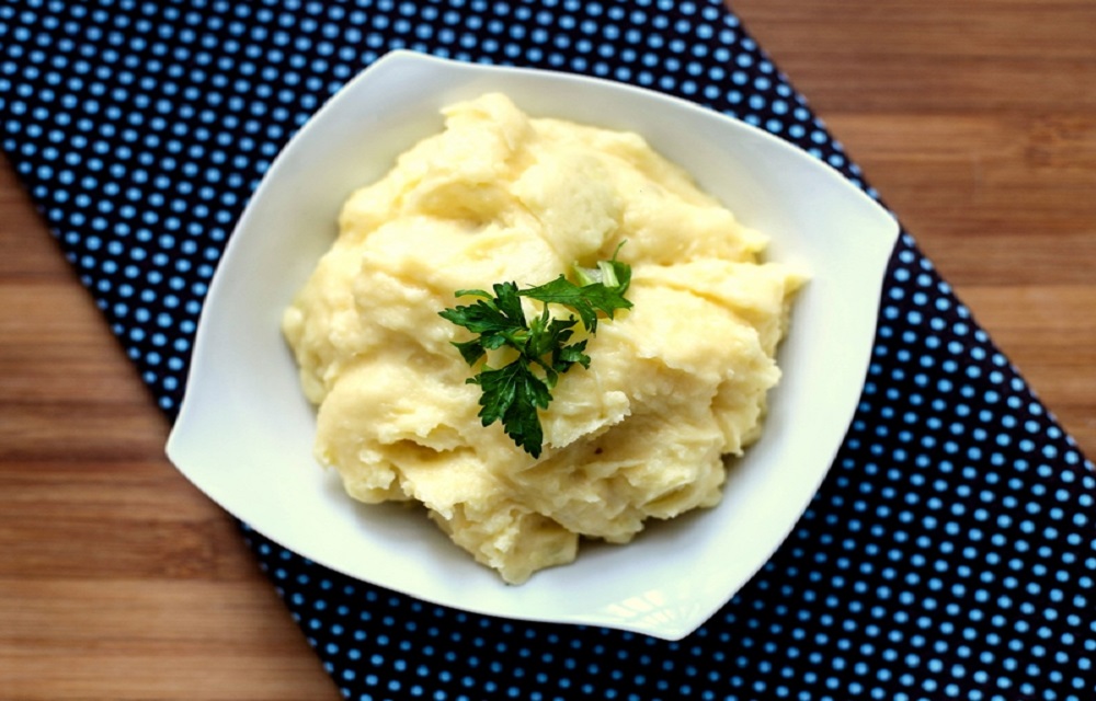 Ir para  <ul>
	<li>5 batatas grandes cozidas e descascadas;</li>
	<li>50g de manteiga;</li>
	<li>100ml de leite integral;</li>
	<li>1 pote e requeij&atilde;o;</li>
	<li>300g de queijo...