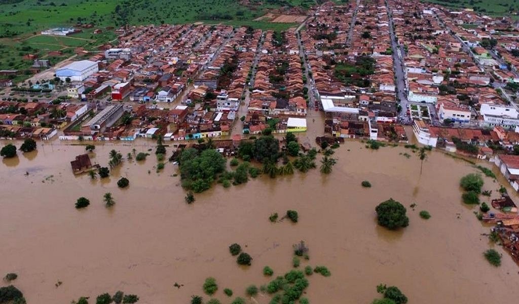 Ir para  <p>Pelo menos 200 fam&iacute;lias foram atingidas pelo&nbsp;<a href="https://www.correiodopovo.com.br/not%C3%ADcias/geral/barragem-se-rompe-entre-duas-cidades-na-bahia-1.351000"...