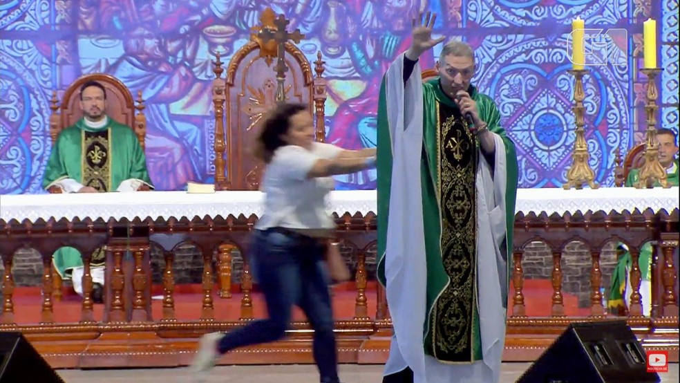 Ir para  <p><big>Em v&iacute;deo o Padre Marcelo Rossi diz que &lsquo;Maria passou na frente&rsquo; ap&oacute;s ter sido empurrado do altar por uma mulher neste domingo (14) em Cachoeira Paulista. A mulher furou a...