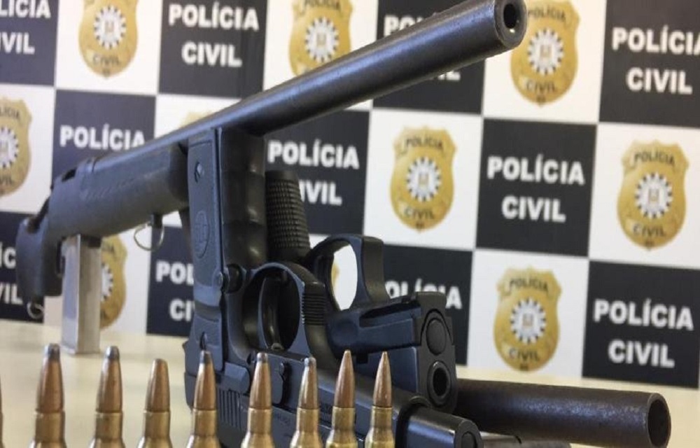Ir para  <p>A Pol&iacute;cia Civil apreendeu dois fuzis calibre 223 de fabrica&ccedil;&atilde;o norte-americana, uma escopeta calibre 16, uma pistola calibre 9 mil&iacute;metros de fabrica&ccedil;&atilde;o turca e uma outra...