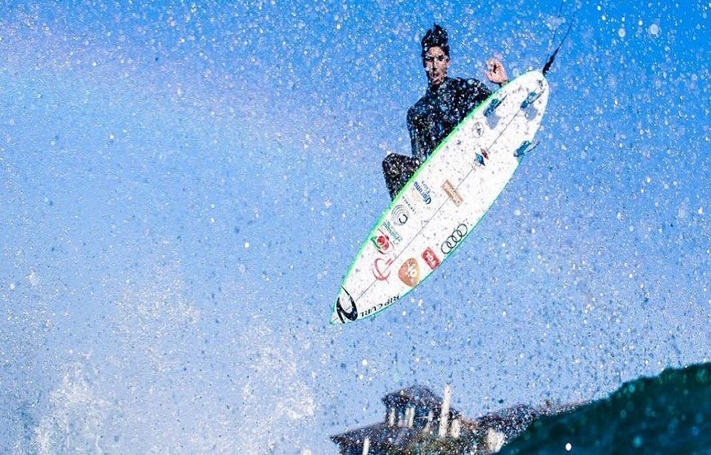 Ir para  <p>Em uma final brasileira nesta sexta-feira na Praia de Supertubes, em Jeffreys Bay, na &Aacute;frica do Sul, Gabriel Medina conseguiu seu primeiro t&iacute;tulo no circuito mundial de surfe deste ano. Com notas 9,77 e 9,73, Medina...