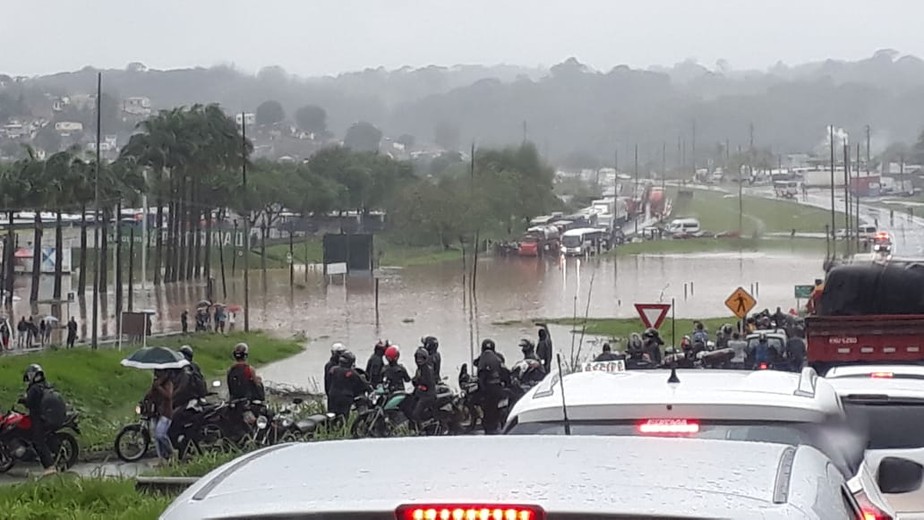 Ir para  <p>Cinco pessoas morreram em deslizamentos de terra ap&oacute;s as fortes chuvas que atingem a regi&atilde;o Metropolitana de Recife, em Pernambuco. As informa&ccedil;&otilde;es s&atilde;o da TV Clube, afiliada da Record...