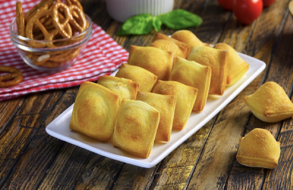 Ir para  <p>um pouco de farinha;</p>

<p>1 por&ccedil;&atilde;o de massa de pizza;</p>

<p>Queijo mussarela;</p>

<p>presunto em cubinhos;</p>

<p>folhas de...