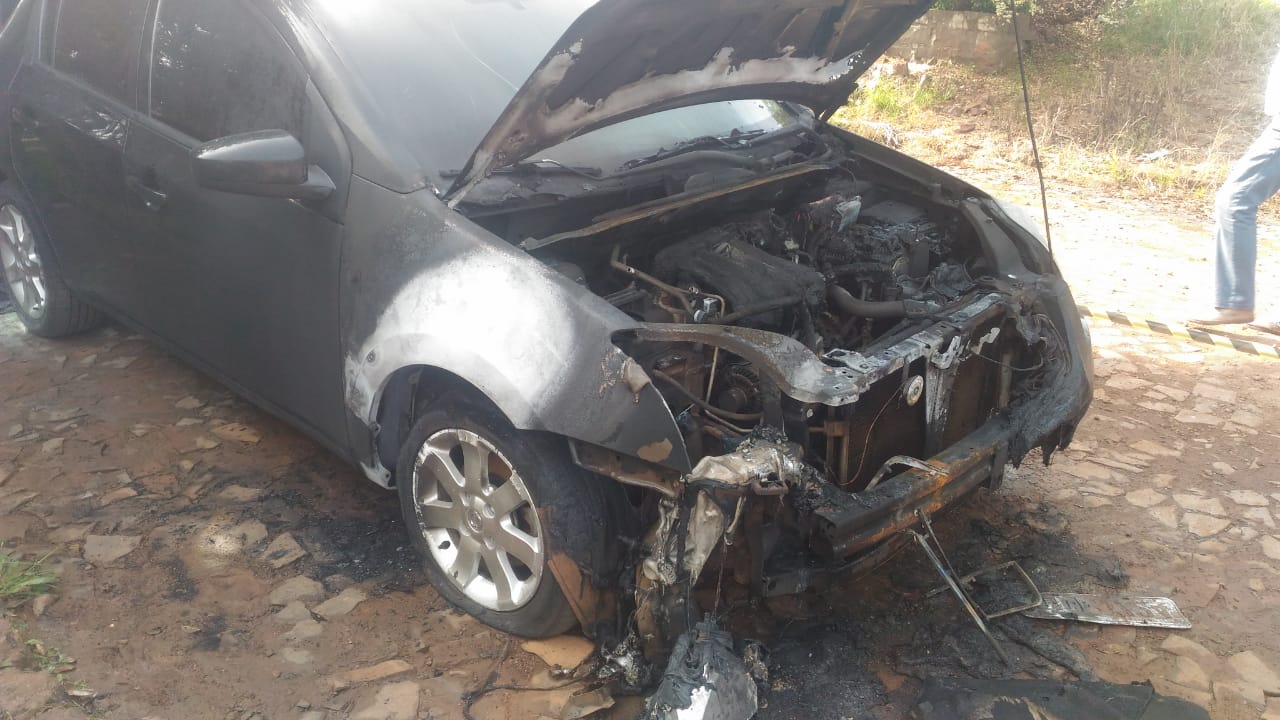 Ir para  <p><big>Na madrugada desta quarta-feira (24), por volta das 04h00min, o propriet&aacute;rio do ve&iacute;culo Nissan Sentra e vizinhos acordaram com estrondos e, ao verificarem, constaram que o ve&iacute;culo, estacionado...