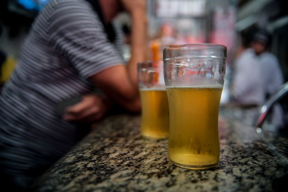 Ir para  <p><big>Em 13 anos, o uso abusivo de bebida alco&oacute;lica aumentou no pa&iacute;s, chegando a atingir 17,9% da popula&ccedil;&atilde;o adulta. De acordo com dados reunidos pelo Minist&eacute;rio da...