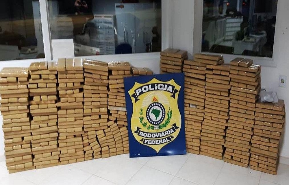 Ir para  <p>Um carregamento de 820 quilos de maconha foi apreendido na madrugada desta quinta-feira pela Pol&iacute;cia Rodovi&aacute;ria Federal de Santa Catarina. O flagrante ocorreu na BR 101, em Bigua&ccedil;u, na Grande...
