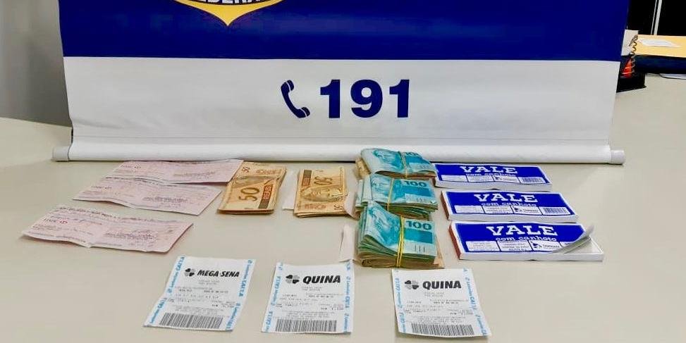 Ir para  <p>Dois homens e uma mulher foram detidos com R$ 22 mil sem comprova&ccedil;&atilde;o de origem, na BR 153, em Erechim. A abordagem de rotina da Pol&iacute;cia Rodovi&aacute;ria Federal (PRF) ocorreu na noite dessa...