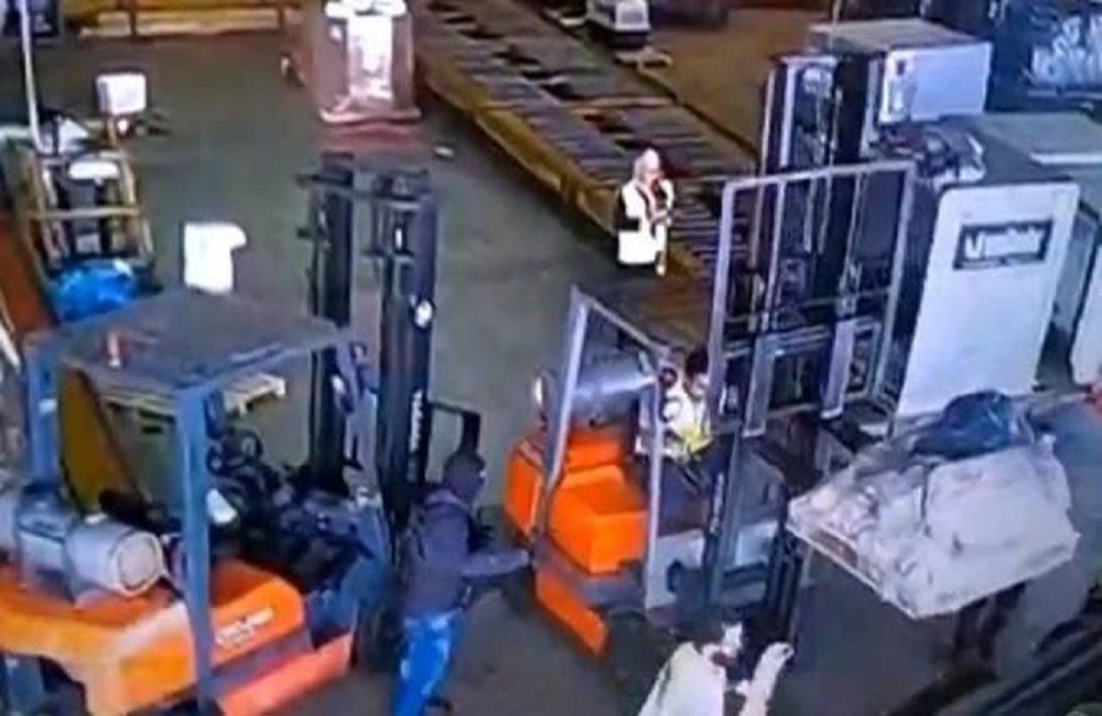 Ir para  <p>A Pol&iacute;cia Civil prendeu quatro suspeitos de participar do roubo de 720 quilos de ouro no Aeroporto Internacional de Guarulhos, Cumbica, na &uacute;ltima quinta. Um dos detidos &eacute; um funcion&aacute;rio do...