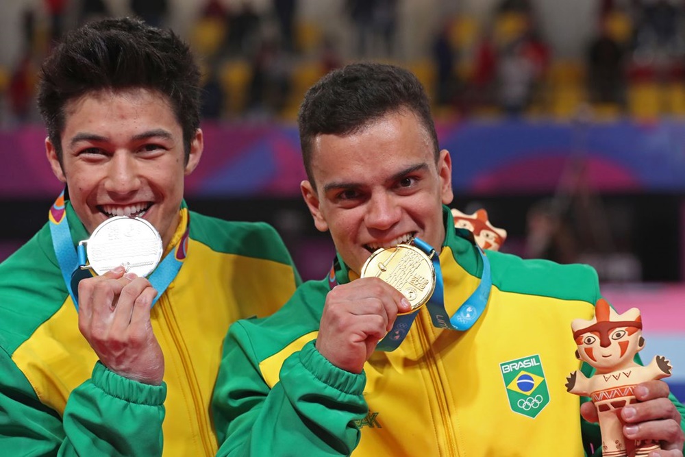 Ir para  <p><big>Na noite de ontem (29), os brasileiros Caio Souza e Arthur Nory fizeram hist&oacute;ria na disputa individual por aparelhos na gin&aacute;stica art&iacute;stica, com dobradinha in&eacute;dita no...