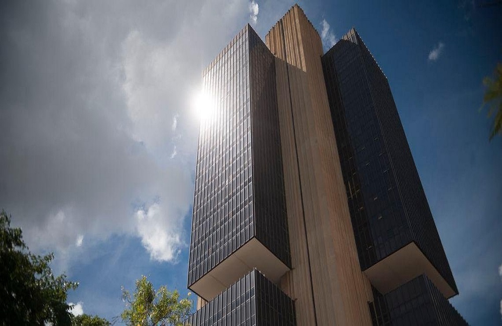 Ir para  <p>Pela primeira vez em um ano e quatro meses, o Banco Central (BC) diminuiu os juros b&aacute;sicos da economia. Por unanimidade, o Comit&ecirc; de Pol&iacute;tica Monet&aacute;ria (Copom) reduziu a taxa Selic para 6% ao...