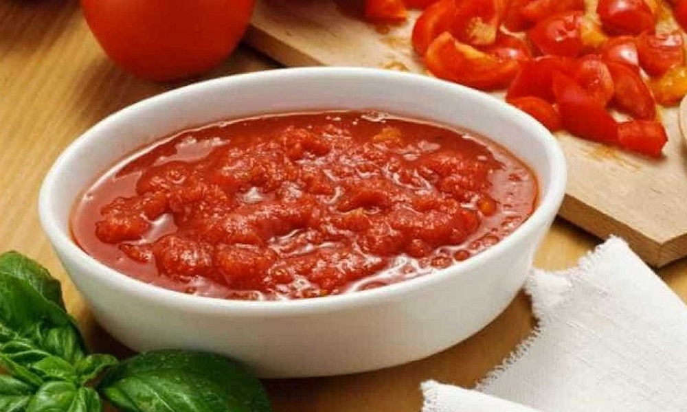 Ir para  <p>&nbsp;1 pitada de a&ccedil;&uacute;car;</p>

<p>1 cebola m&eacute;dia picada em cubos;</p>

<p>1,5 kg de tomate maduro cortado em cubos;</p>

<p>1 dente de alho m&eacute;dio...