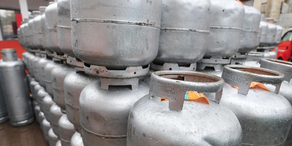 Ir para  <p><big>A Petrobras reduziu o pre&ccedil;o do g&aacute;s de cozinha (GLP) vendido nas refinarias &agrave;s distribuidoras para botij&otilde;es de 13 quilos de R$ 26,20 para R$ 24,06. O novo pre&ccedil;o entra em...