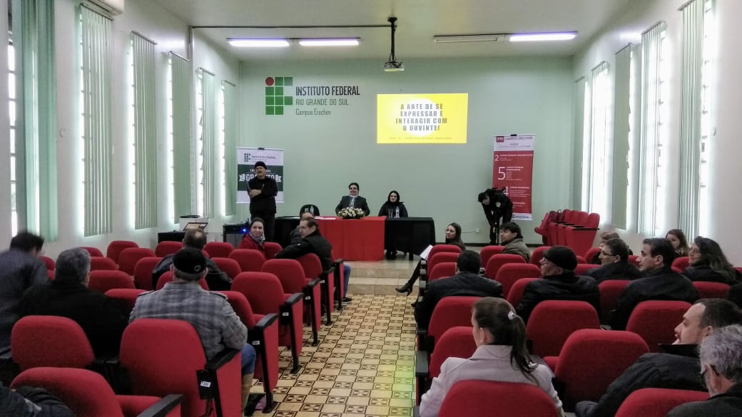 Ir para  <p><big>Com a presen&ccedil;a de representantes das r&aacute;dios comunit&aacute;rias, comunidade externa, comunidade acad&ecirc;mica, diretor do IFRS &ndash; Eduardo Angonesi Predebon, do Coordenador do Curso...