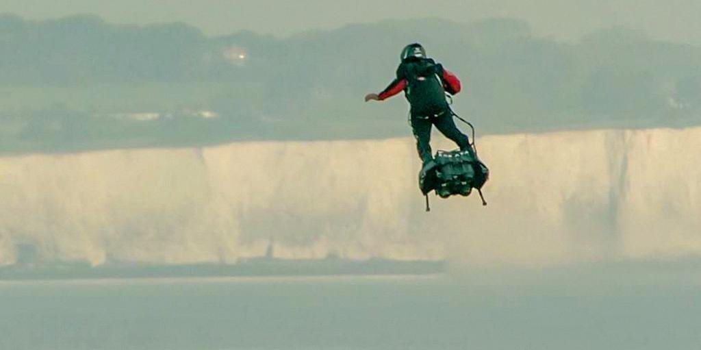Ir para  <p>Em sua segunda tentativa, ele conseguiu: o franc&ecirc;s Franky Zapata, conhecido como &ldquo;homem voador&rdquo;, cruzou neste domingo o Canal da Mancha a bordo de seu &ldquo;Flyboard&rdquo; em pouco mais de 20...