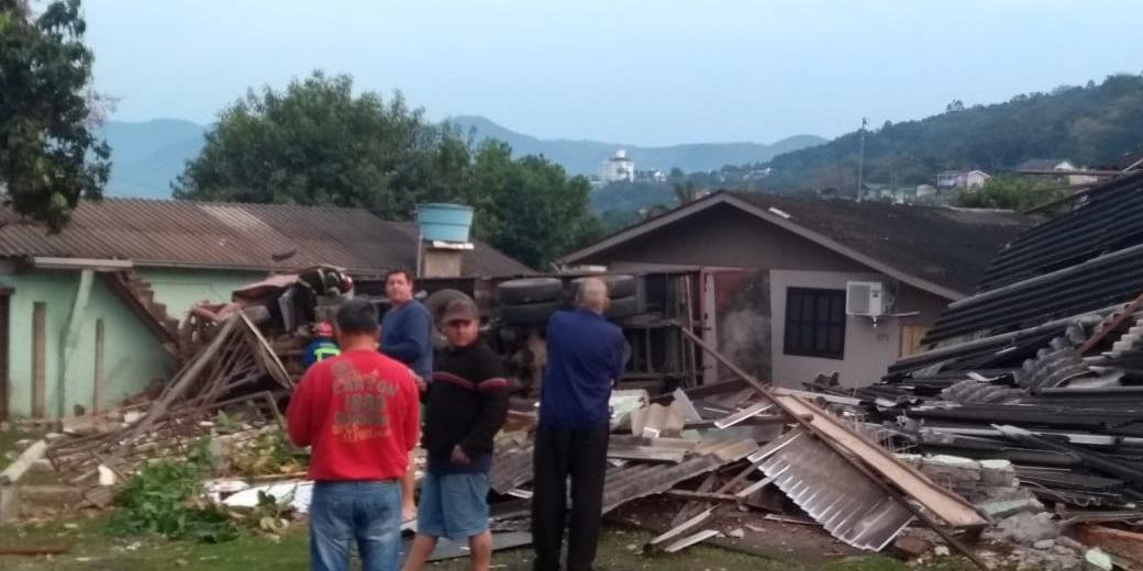 Ir para  <p>O condutor de um caminh&atilde;o perdeu o controle do ve&iacute;culo, na manh&atilde; desta quinta-feira, e atingiu duas casas e um pavilh&atilde;o em Igrejinha, no Vale do Paranhana. Um im&oacute;vel ficou...