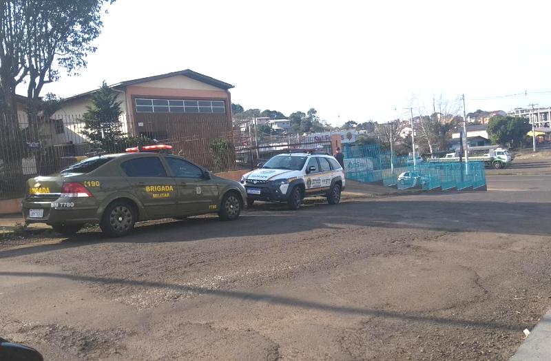 Ir para  <p><big>Um homem identificado pela reportagem como sendo Taylor dos Santos, foi encontrado morto em um barrac&atilde;o onde funciona uma oficina mec&acirc;nica, no bairro Florestinha, em Erechim. Fontes pr&oacute;ximas da...