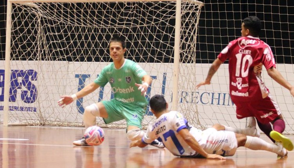 Ir para  <p><big>Atl&acirc;ntico e Tubar&atilde;o empataram o &uacute;ltimo jogo desta quinta-feira, 8, pela quarta rodada da primeira fase da Ta&ccedil;a Brasil de Clubes de Futsal. O 1 a 1 mant&eacute;m a equipe de Santa...