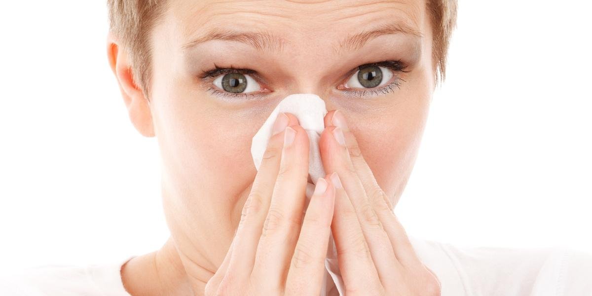 Ir para  <p>Ele &eacute; um item facilmente encontrado na bolsa das mulheres. E n&atilde;o, n&atilde;o estamos falando de uma make queridinha. Estamos falando do&nbsp;descongestionante nasal, um medicamento muito usado especialmente...