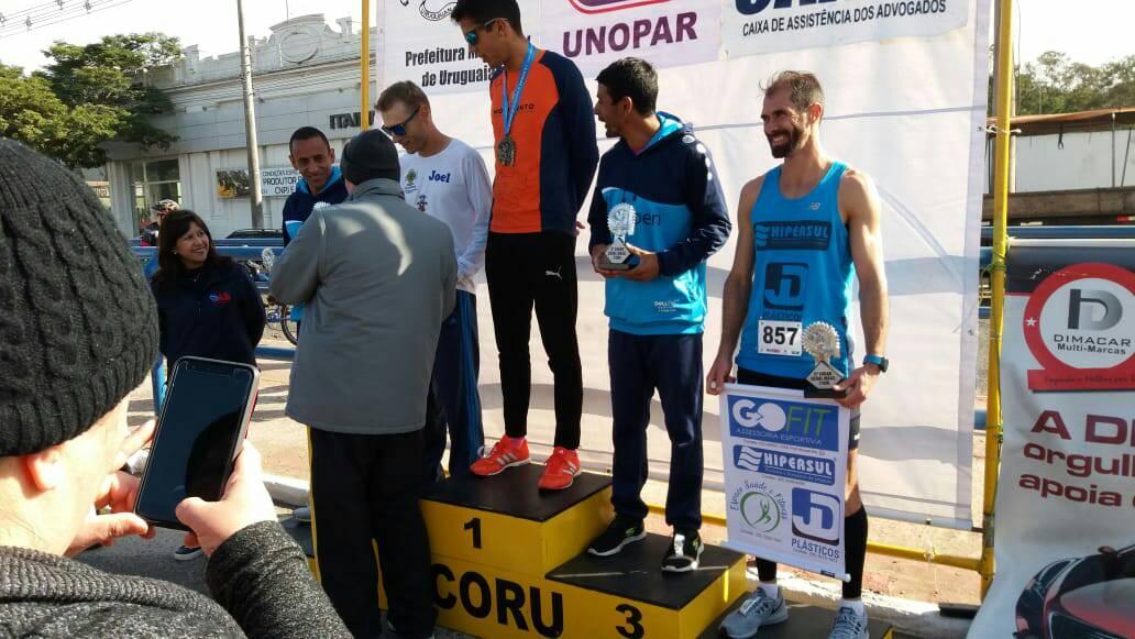 Ir para  <p><big>Atleta profissional, de Carlos Gomes, Joel Sychocki, foi vice-campe&atilde;o geral na 24&ordf; Meia Maratona Internacional de Uruguaiana, ontem (18), percorrendo os 21 km com o tempo de...