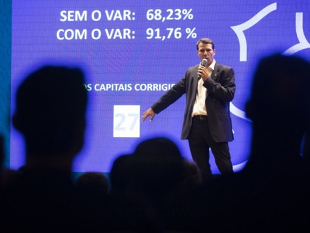 Ir para  <p><big>O presidente da Comiss&atilde;o de Arbitragem da CBF, Leonardo Gaciba, apresentou a &aacute;rbitros e jornalistas,&nbsp;no audit&oacute;rio da CBF, nesta segunda-feira (19), um balan&ccedil;o com dados...