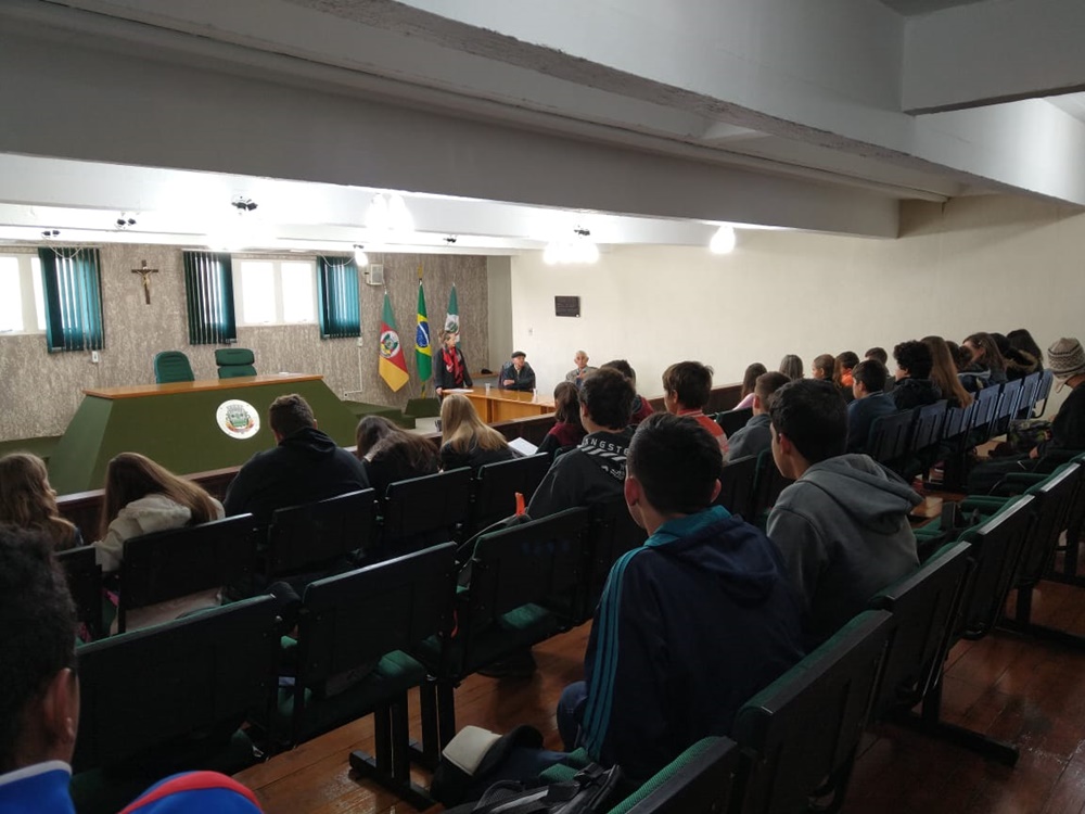 Ir para  <p><big>A escola tem um importante papel de formar a opini&atilde;o cr&iacute;tica e promover a participa&ccedil;&atilde;o social dos alunos, familiares e envolver toda a comunidade. Essa forma&ccedil;&atilde;o...