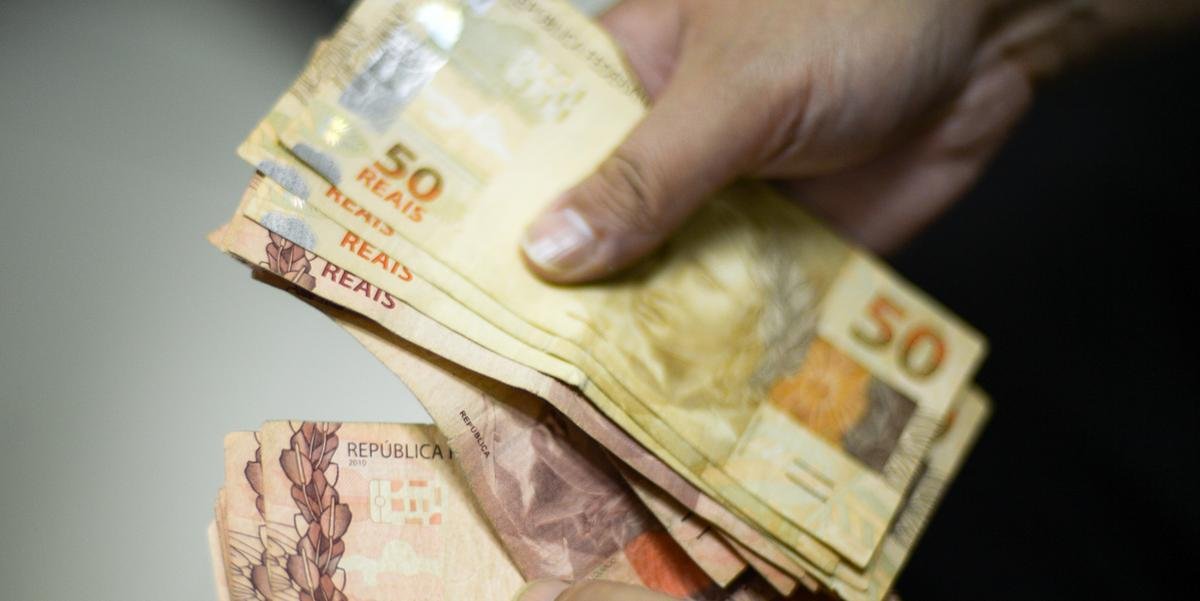 Ir para  <p><big>O sal&aacute;rio m&iacute;nimo proposto pelo governo federal para o ano que vem &eacute; de R$ 1.039. O valor consta na Proposta de Lei Or&ccedil;ament&aacute;ria (PLOA) de 2020, enviado nesta para...