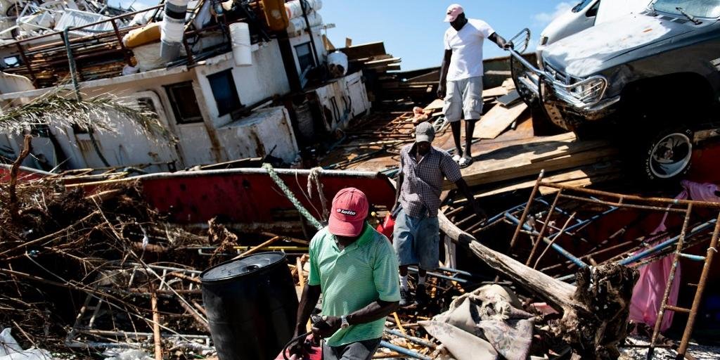 Ir para  <p>O furac&atilde;o Dorian atingia o sudeste dos Estados Unidos com fortes ventos e uma chuva torrencial nesta quinta-feira, depois de ter devastado o Norte das ilhas Bahamas, onde deixou ao menos 30 mortos e milhares de desabrigados....