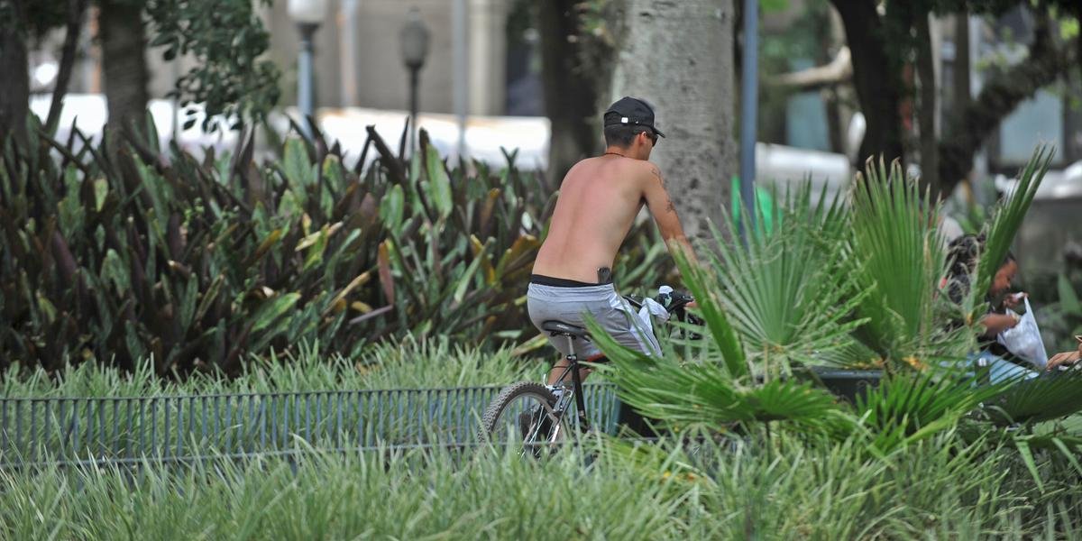 Ir para  <p>Uma massa de ar quente eleva as temperaturas em quase todo o Estado nesta segunda-feira. A tarde dever&aacute; ter temperatura incomum para setembro, com m&aacute;ximas acima de 35&deg;C em diversas...