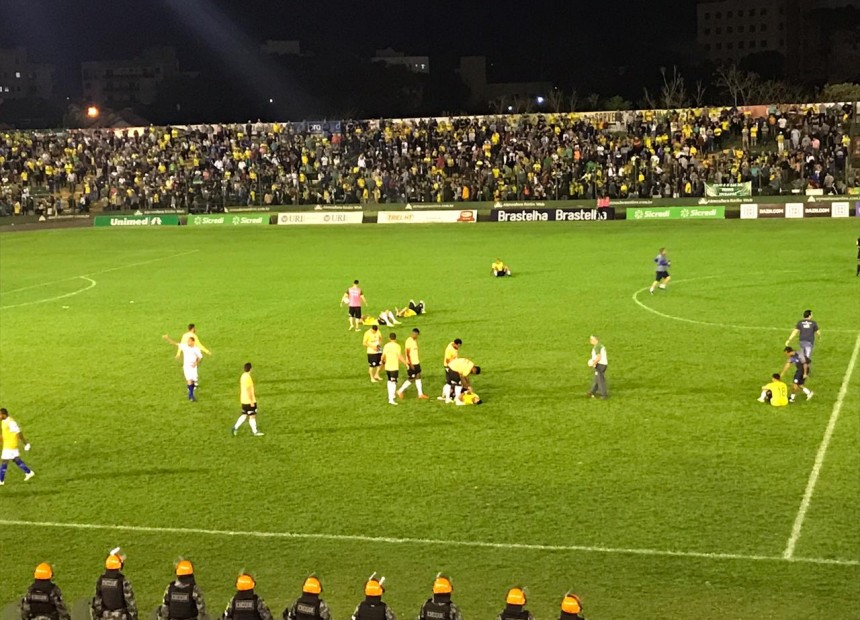 Ir para  <p>Um s&aacute;bado triste para o Ypiranga Futebol Clube de Erechim. O&nbsp;time perdeu a vaga para s&eacute;rie B do Campeonato Brasileiro. O Canarinho empatou o jogo em 1 a 1, resultado que deu a vaga ao time do...