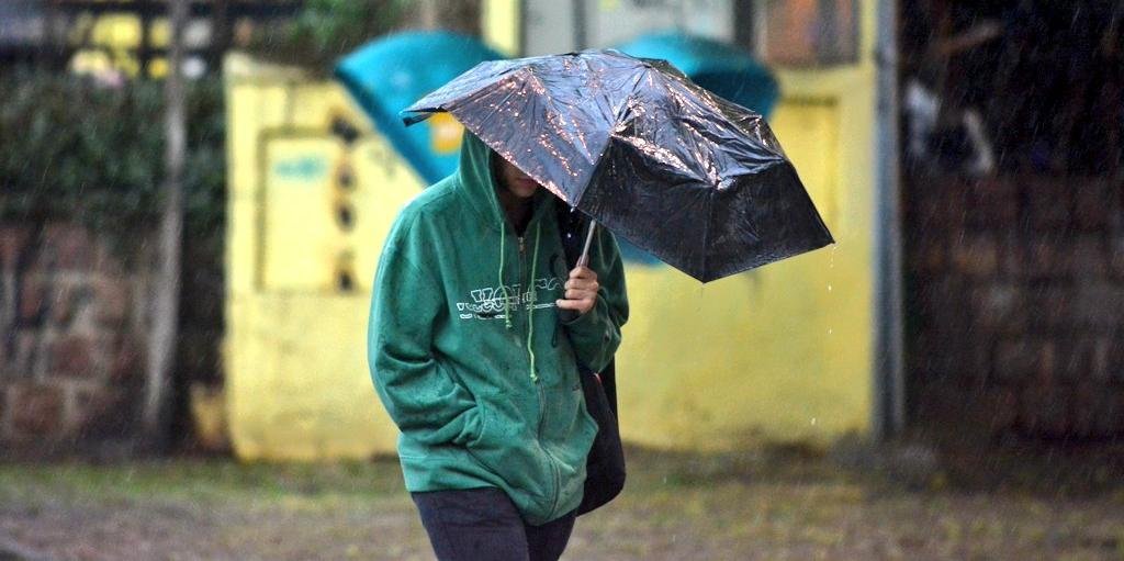 Ir para  <p>Ap&oacute;s um dia de ver&atilde;o com m&aacute;ximas ao redor dos 40&ordm;C, a ter&ccedil;a-feira ser&aacute; marcada pelo ingresso de um ar mais frio que promete baixar a temperatura e trazer chuva para grande...