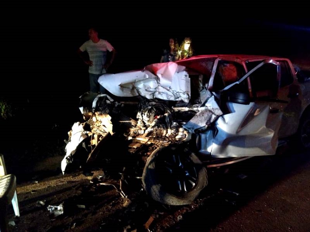 Ir para  <p><big>O casal que tripulava a caminhonete de Erechim ficou preso &agrave;s ferragens ao bater na traseira de uma P&aacute; Carregadeira no in&iacute;cio da noite desta ter&ccedil;a-feira(10), no km 15 da RS...