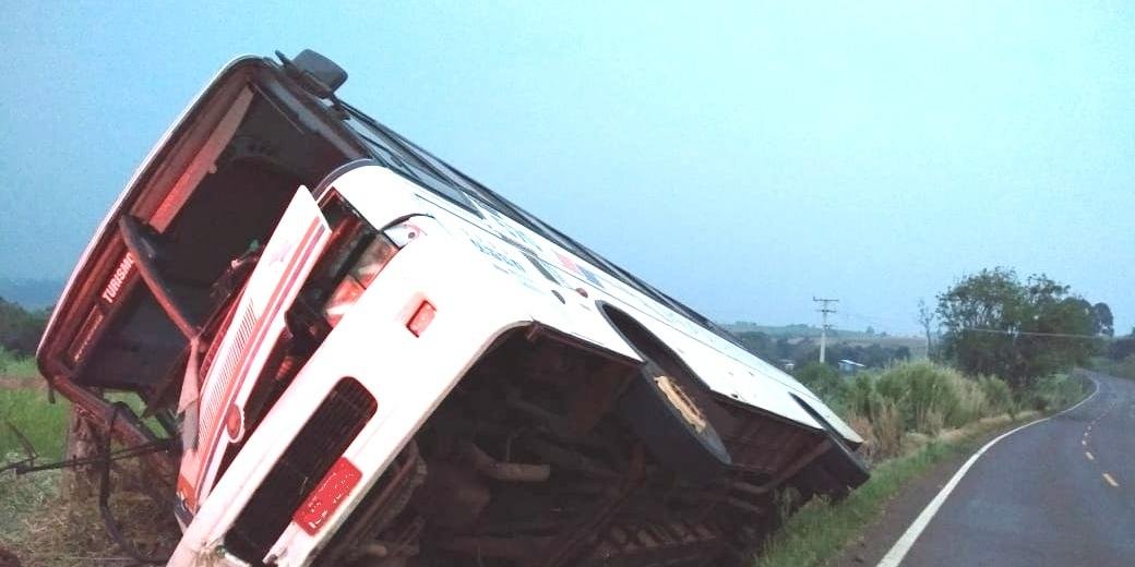 Ir para  <p>O Comando Rodovi&aacute;rio da Brigada Militar (CRBM) confirmou no final da manh&atilde; desta quarta-feira a exist&ecirc;ncia de tr&ecirc;s casos graves entre os mais de 35 feridos do tombamento de um &ocirc;nibus...