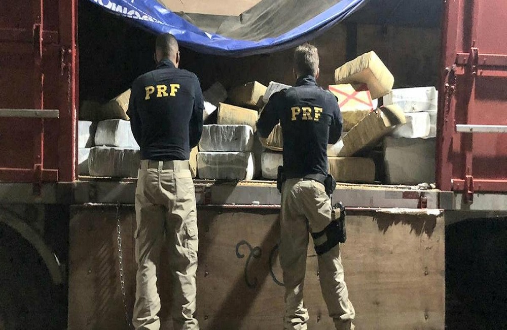 Ir para  <p>A Pol&iacute;cia Rodovi&aacute;ria Federal apreendeu, na noite deste domingo, cerca de 2,75 toneladas de maconha que estavam escondidas em um caminh&atilde;o carregado de milho na BR 386, em Seberi. Durante a...