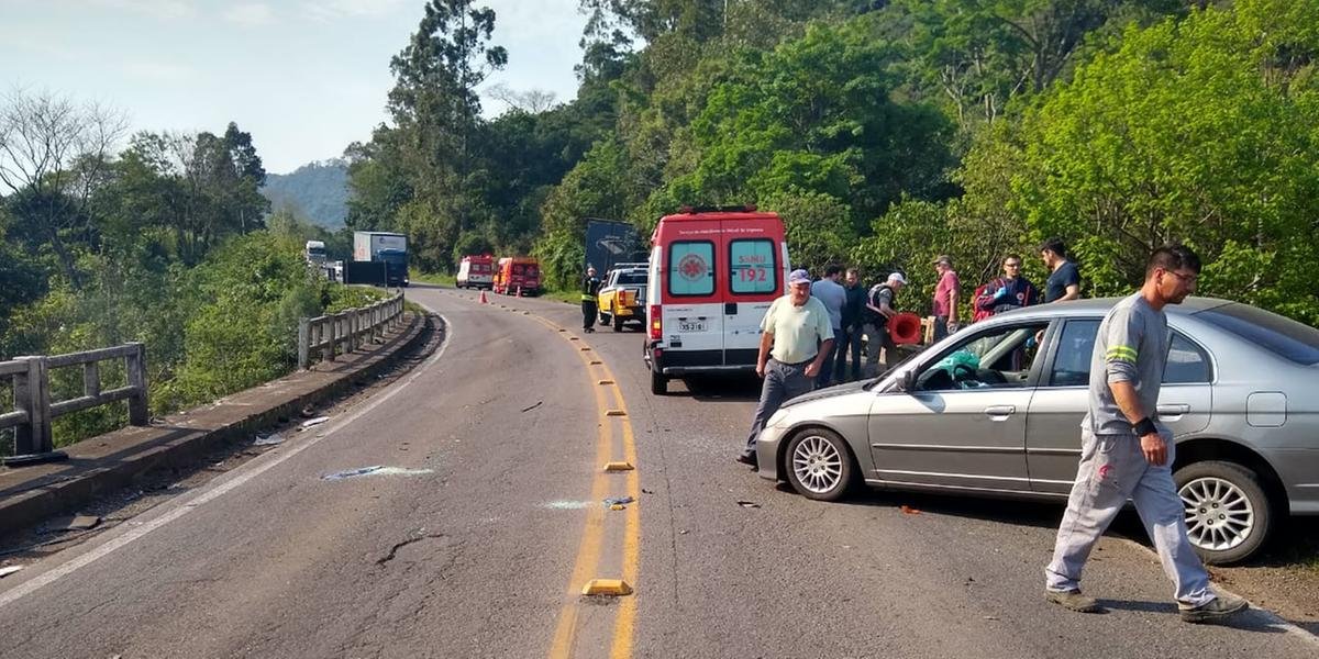 Ir para  <p>Um grave acidente entre dois carros de passeio e um caminh&atilde;o resultou na morte de duas pessoas em Carlos Barbosa, Norte do Estado. De acordo com&nbsp;Comando Rodovi&aacute;rio da Brigada Militar (CRBM), uma...