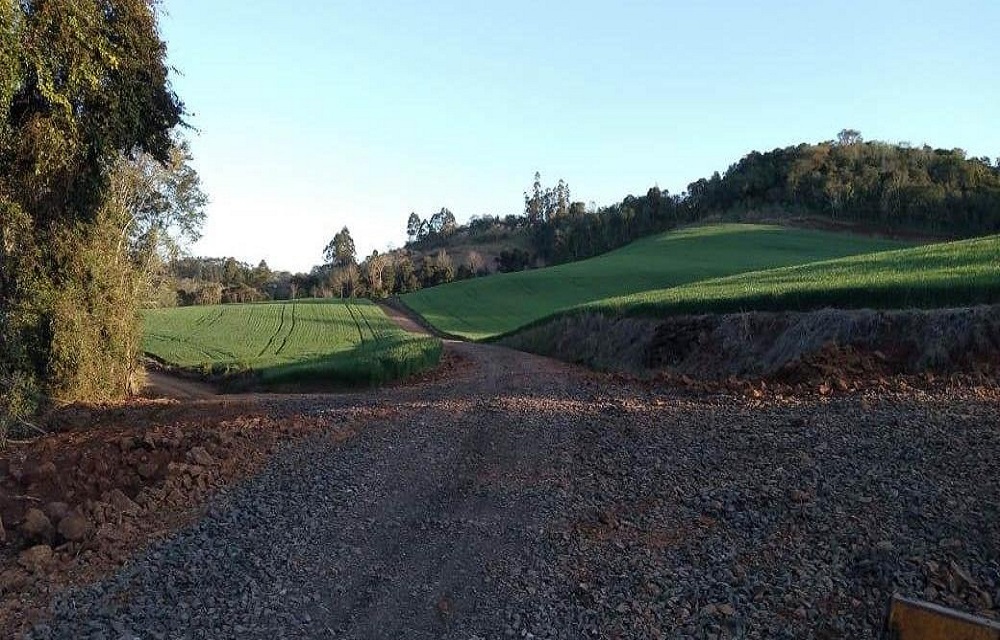 Ir para  <p>A utiliza&ccedil;&atilde;o de pedra britada, obtida a partir de rejeitos de rochas de garimpos localizados no interior de Frederico Westphalen, no Norte do Estado, &eacute; intensificada no trabalho de...