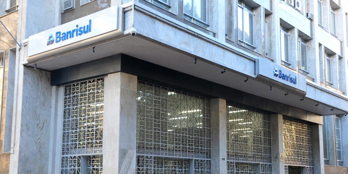 Ir para  <p>O Banrisul informou por meio de &ldquo;fato relevante&rdquo; que diminuiu a quantidade de a&ccedil;&otilde;es que ser&atilde;o ofertadas na Bolsa de Valores de S&atilde;o Paulo, assim como o cronograma para...
