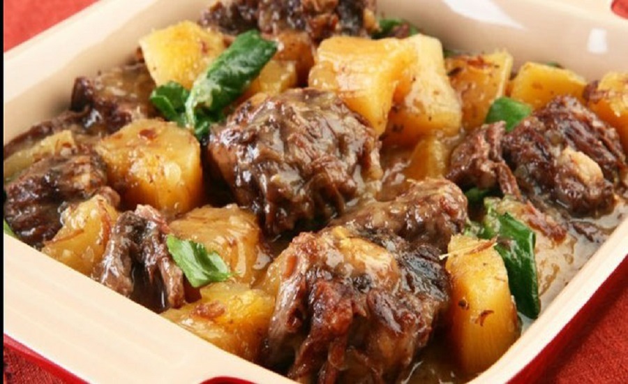 Ir para  <p>4 por&ccedil;&otilde;es / 60min</p>

<p>1kg de espinha&ccedil;o de ovelha<br />
2 dentes de alho picados<br />
1 cebola picada<br />
2 colheres (ch&aacute;) de molho de tomate<br...