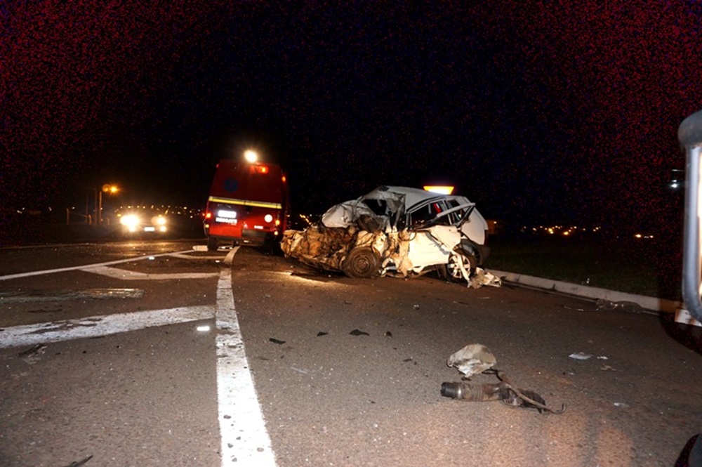Ir para  <p><big>O condutor de um carro UNO com placas de Santo &Acirc;ngelo, morreu ao bater com um caminh&atilde;o de Passo Fundo no trecho urbano da BR 153, em Erechim. O acidente aconteceu pouco antes da meia noite desta...