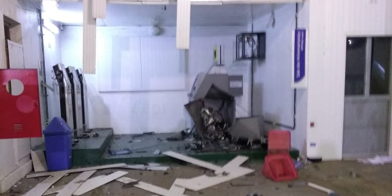 Ir para  <p>Uma quadrilha, formada por pelo menos cinco criminosos, explodiu na madrugada desta ter&ccedil;a-feira um dos caixas eletr&ocirc;nicos do Banco do Brasil localizado no pr&eacute;dio da BRF S/A, no Centro de Serafina...