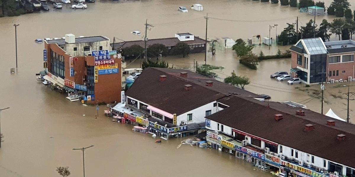 Ir para  <p>Ao menos nove pessoas morreram na Coreia do Sul nas &uacute;ltimas horas ap&oacute;s a passagem do tuf&atilde;o Mitag, que provocou fortes ventos e chuvas, anunciaram as autoridades locais. Na regi&atilde;o Sul do...