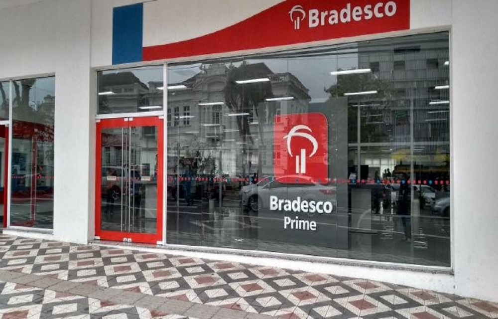 Ir para  <p>Criminosos arrombaram durante a madrugada desta quinta-feira uma ag&ecirc;ncia do Bradesco, localizada em Santa Maria. Segundo relatos da Brigada Militar (BM), uma quantia de R$ 30 mil foi roubada dos cofres do banco, situado na...