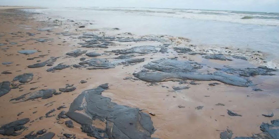 Ir para  <p>Um gabinete de crise foi criado neste s&aacute;bado (5) pelo governo de Sergipe para solucionar o problema ambiental no litoral do estado. Desde de 24 de setembro, as praias do litoral nordestino foram tomadas por manchas de...