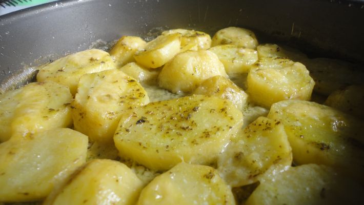 Ir para  <p>3 batatas m&eacute;dias fatiadas;</p>

<p>1 copo americano de leite de coco;</p>

<p>queijo prato em fatias (opcional);</p>

<p>or&eacute;gano (opcional);</p>

<p>sal a...
