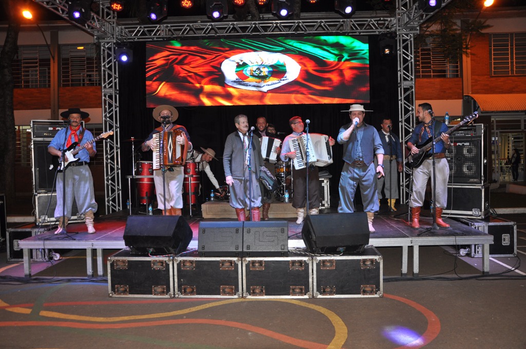 Ir para  <p><big>&nbsp;&nbsp; As comemora&ccedil;&otilde;es dos 20 anos do Curso de Farm&aacute;cia da URI contaram com uma atra&ccedil;&atilde;o especial: Os Monarcas. Foi na noite de ter&ccedil;a-feira, 8, na...