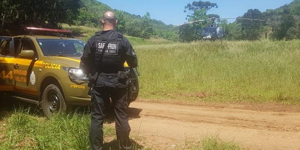 Ir para  <p><big>Uma quadrilha, formada por pelo menos quatro homens armados, assaltou na manh&atilde; desta quinta-feira uma ag&ecirc;ncia do Banrisul em Tr&ecirc;s Arroios, no Alto Uruguai. Conforme a Brigada Militar e a...